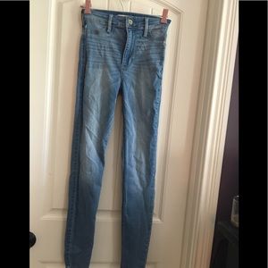Light wash Hollister skinny jeans!